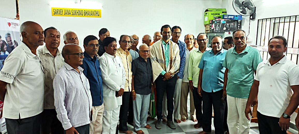 Group Photo with Dr. Avinash.jpg